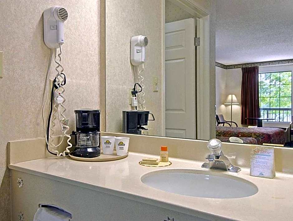 Days Inn & Suites by Wyndham Fort Valley
