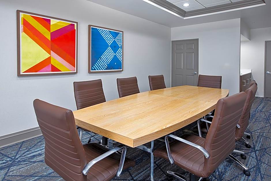 Holiday Inn Express & Suites Milwaukee NW - Park Place By IHG