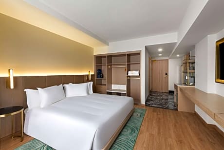 King Room with Mobility Access, Shared Balcony and Roll-In Shower, Non-Smoking