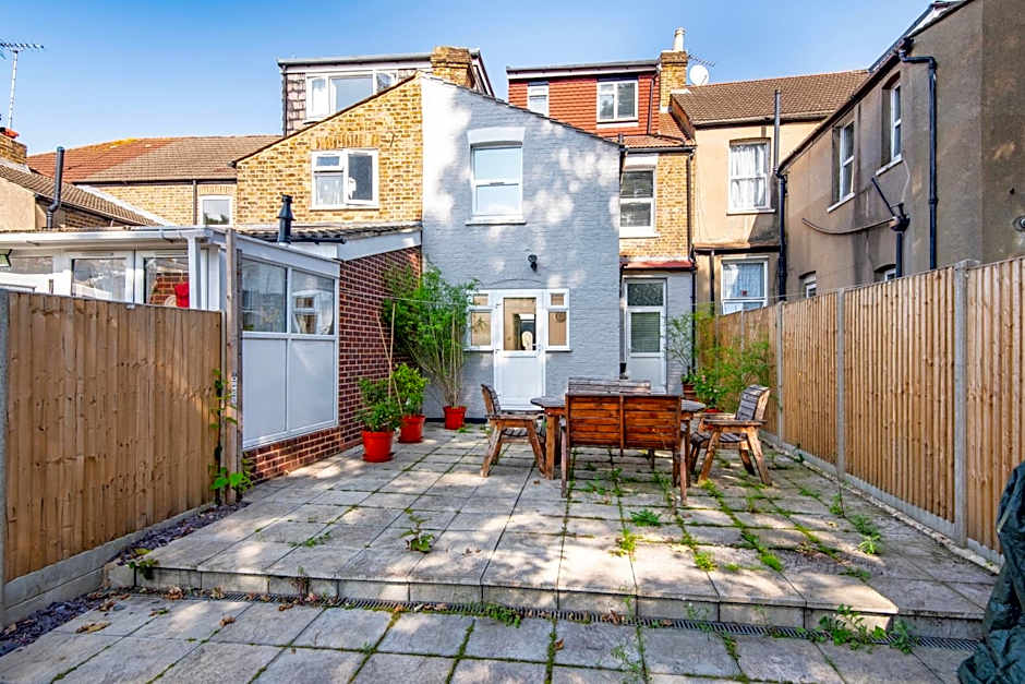 King Room with a shared Kitchen and bathroom in a 5-Bedroom House at Hanwell