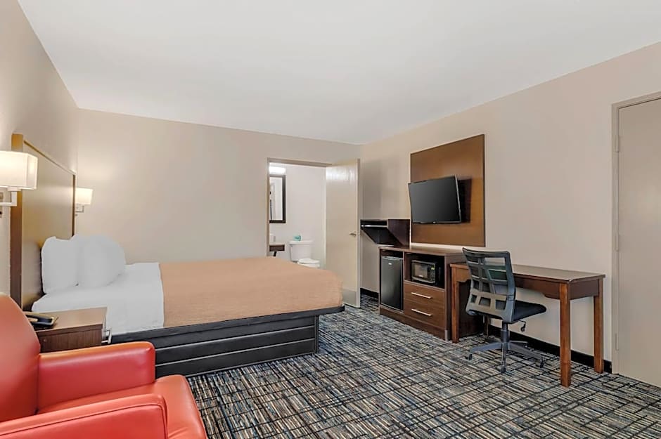 Quality Inn & Suites I-10 Near Fiesta Texas