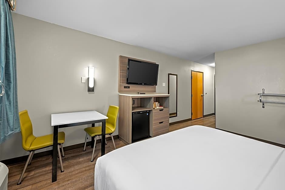 Econo Lodge Inn & Suites Santa Fe South