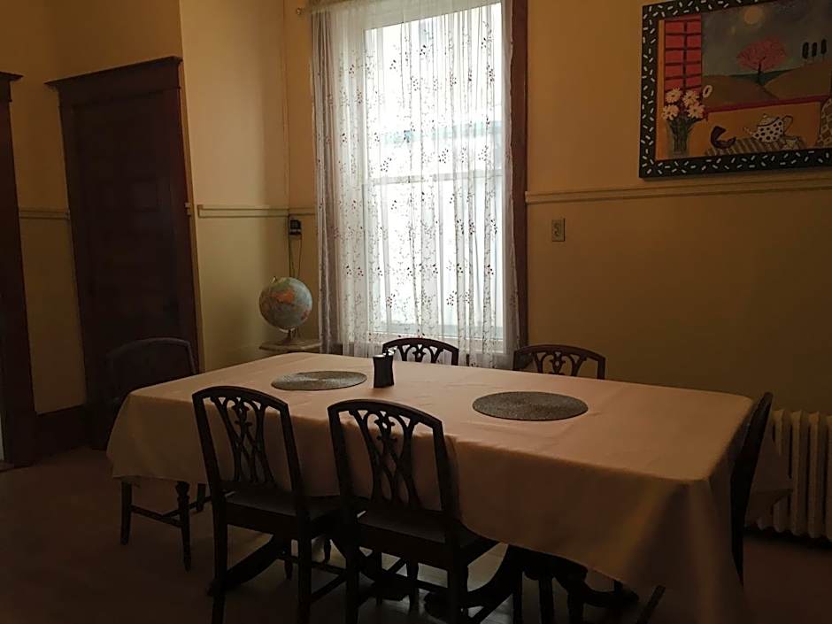 Le Petit Château Montebello B&B