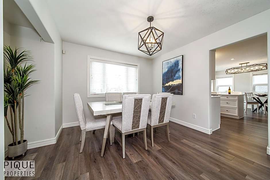 LUXURIOUS 6 Bed Home I Fireplace I near Sports Park I with Double Garage & Fast WiFi!