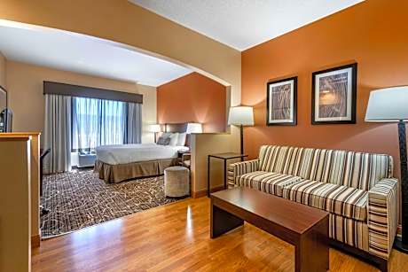 Queen Suite with Sofa Bed and Bathtub - Disability Access
