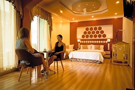 King Suite With Private Balcony & Bath Tub