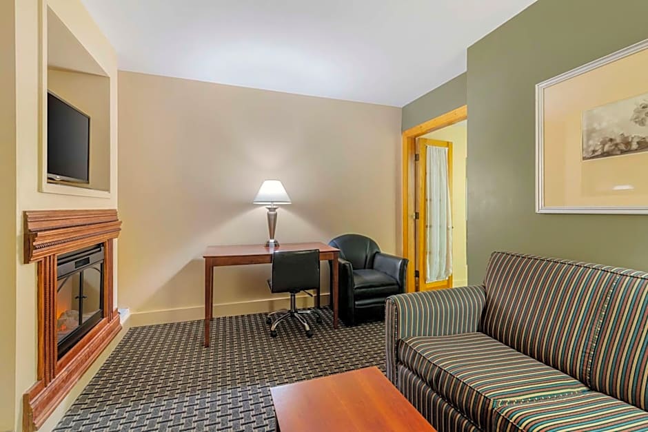 Photo 1 of 5 of 1 Queen Bed with Sofabed Suite