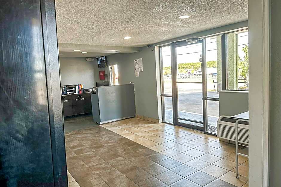 OYO Hotel Mobile, AL I-65 at Airport Blvd