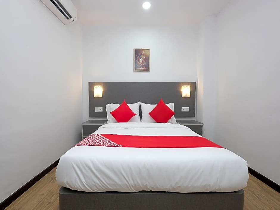 OYO 44043 First Garden Hotel