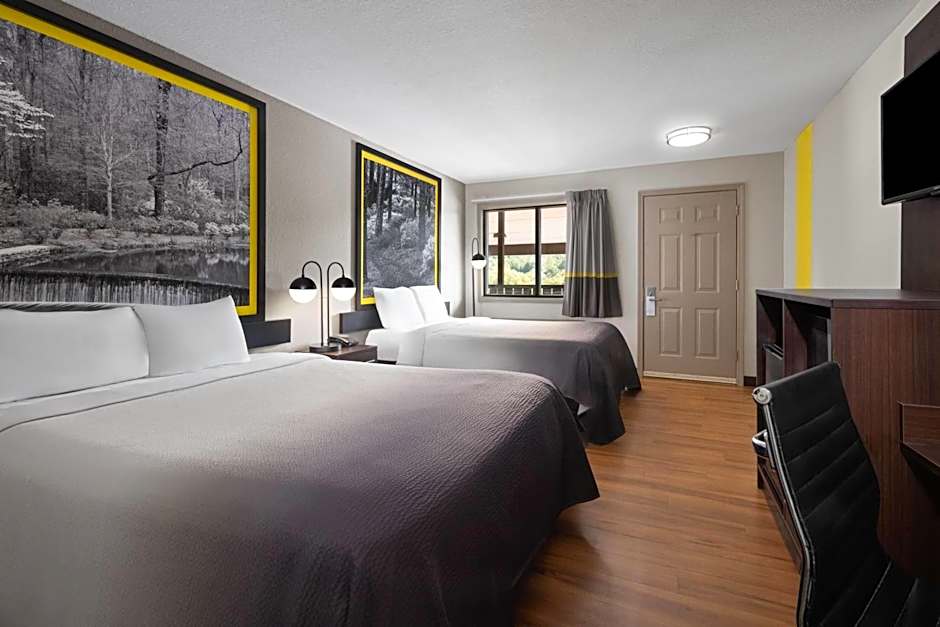 Super 8 by Wyndham Helen