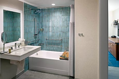 2 Queen Beds / Mobility Accessible Tub