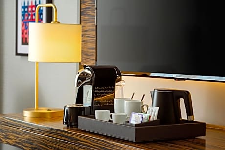 Club Suite with lounge access,1 King, Courtyard view