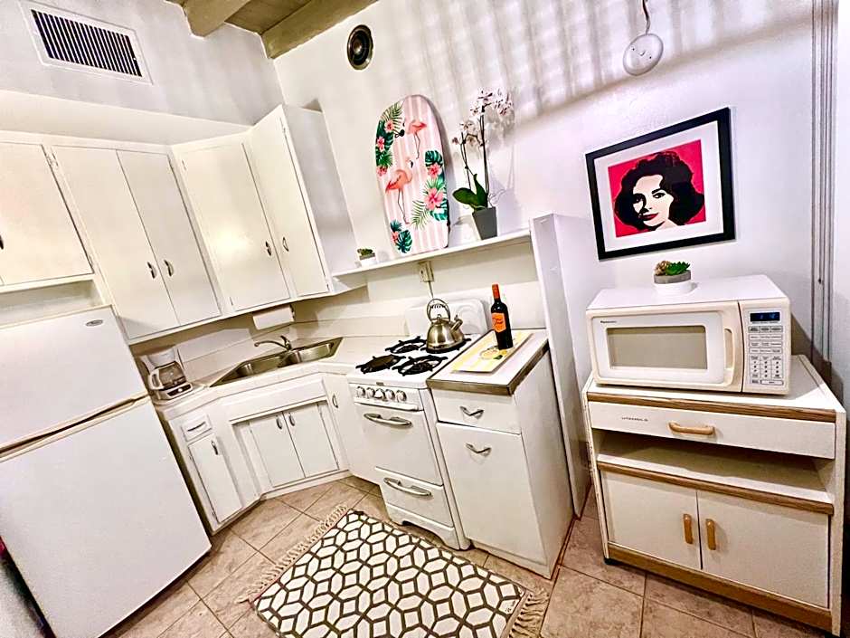 A PLACE IN THE SUN Garden Hotel - Big Units with Privacy Gardens & Heated Pool & Spa in 1 Acre Park Prime Location, PET Friendly