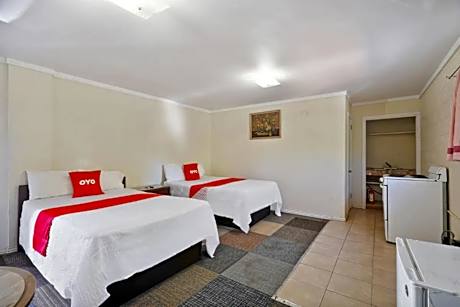 2 Full Beds with Kitchenette