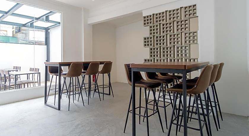 RedDoorz Premium near Centre Point Mall Medan