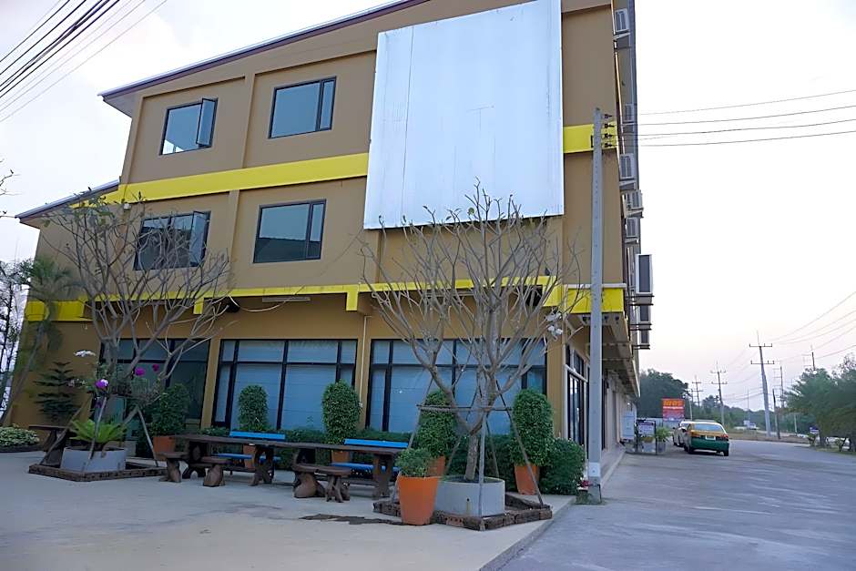 C2U Hotel Uthai Thani