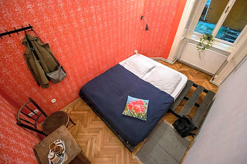 Baroque Hostel & Coworking