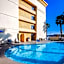 La Quinta Inn & Suites by Wyndham Houston Baytown East