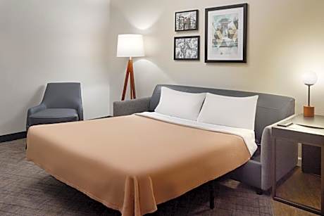 Executive Suite, 1 King, Balcony (Mobility Accessible w/ Tub)