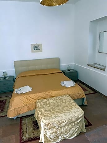 Deluxe One-Bedroom Apartment