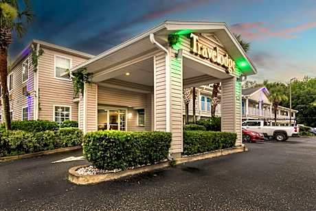 Travelodge Suites by Wyndham MacClenny