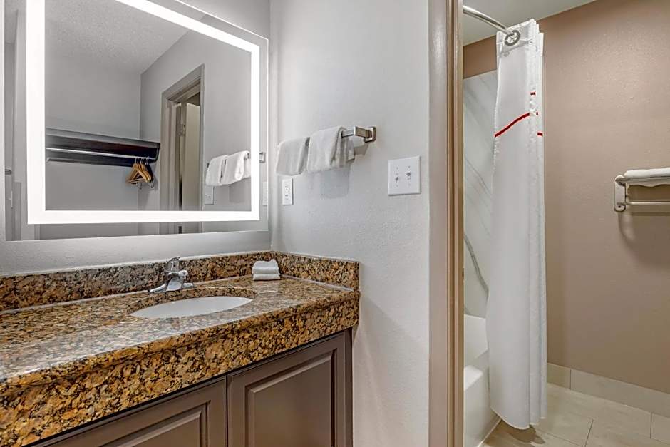 Red Roof Inn & Suites Newport News