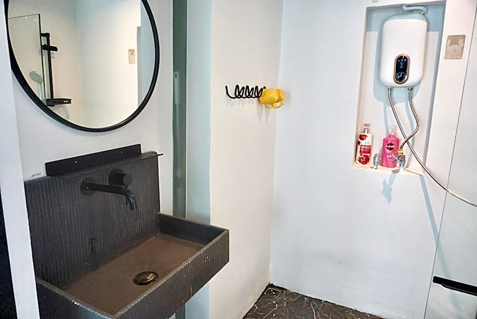 Hash Apartment Silom Soi 3 triple room