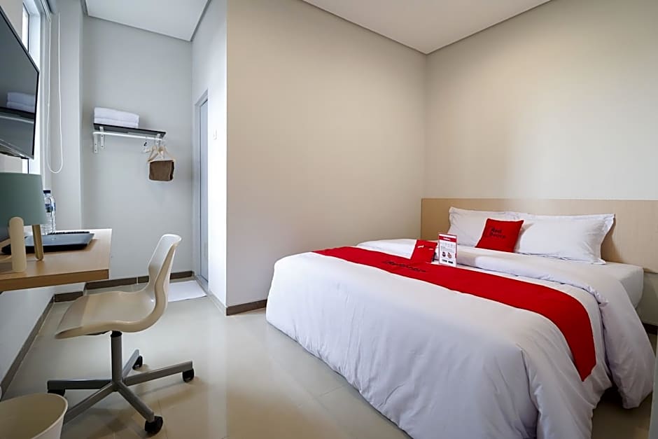 RedDoorz Plus Syariah near Mall Pondok Indah