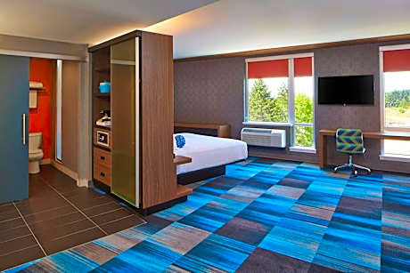 Savvy, Larger Guest room, 1 King