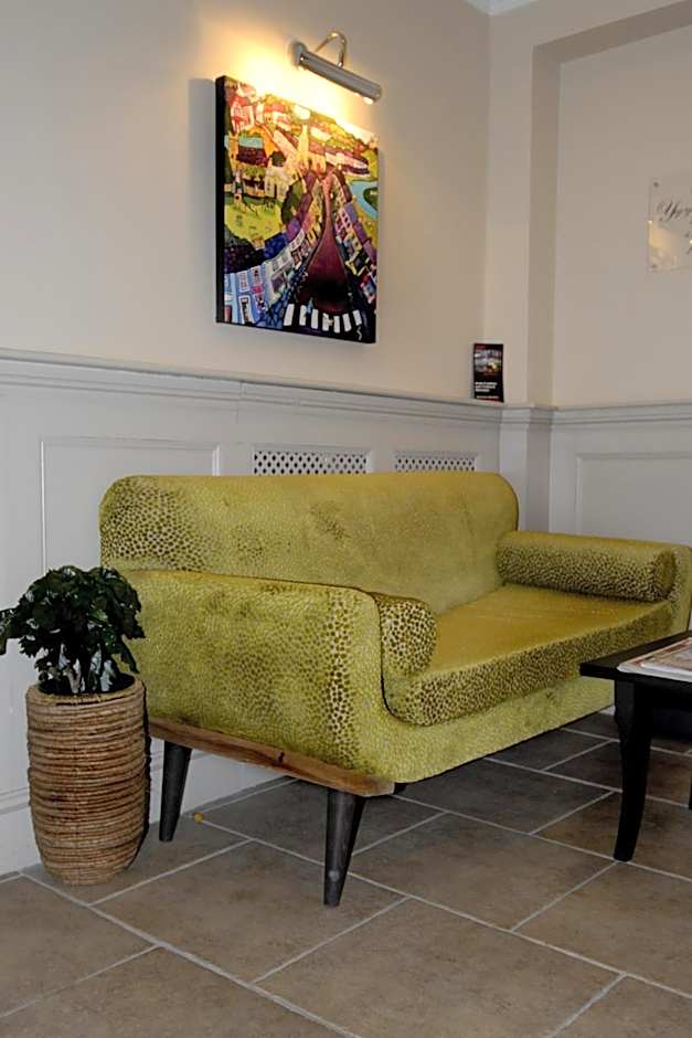 Gwesty'r Emlyn Hotel