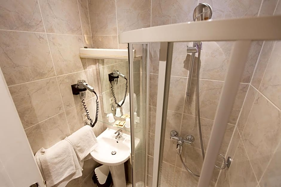 Lyo Hotel