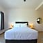 Commercial Zone Studios, Pool, BBQ and Beach 7 Blocks