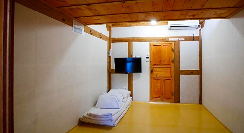 Gaeunchae Hanok Guesthouse Jeonju 2 (Korea Quality)