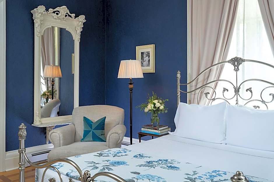 Photo 1 of 4 of Deluxe 1 Queen Bed