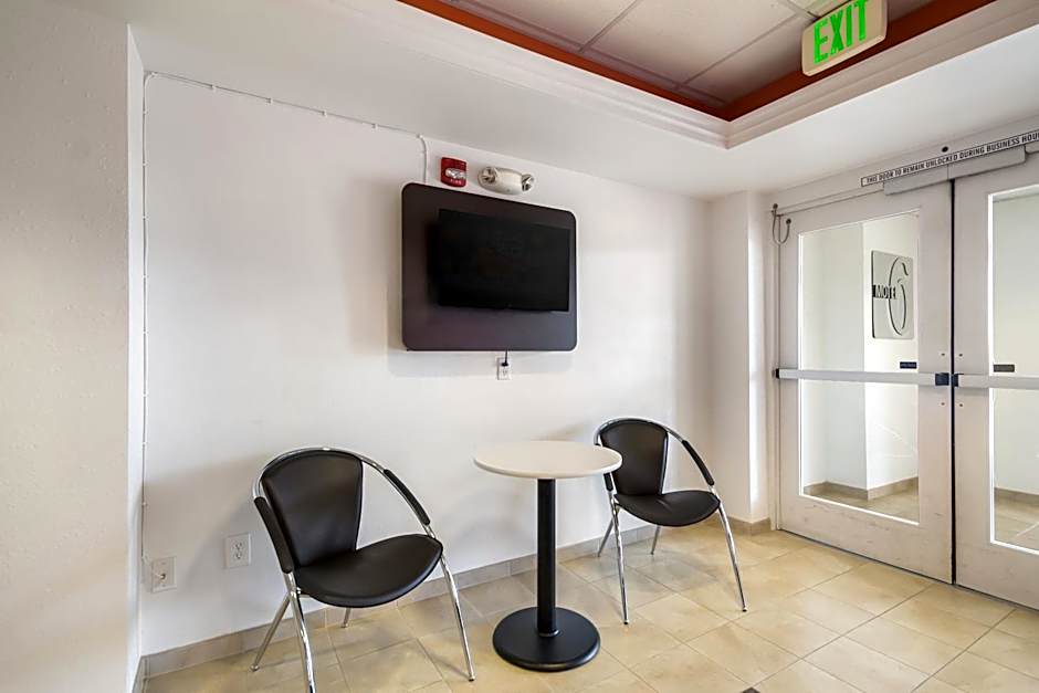 Howard Johnson by Wyndham Lemoore