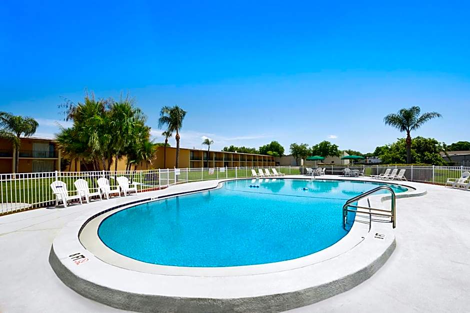 Howard Johnson by Wyndham Winter Haven FL