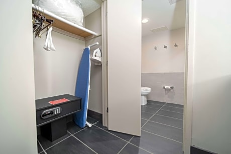 1 King Bed 2 Room Suite - Kitchen And Sofabed