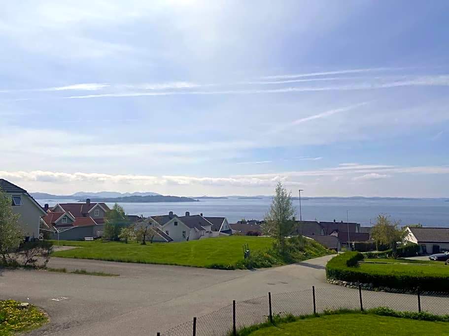 Landlig enebolig med utsikt