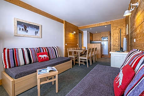 One-Bedroom Apartment with Sleeping Alcove and Mountain View (6 People) - South Side