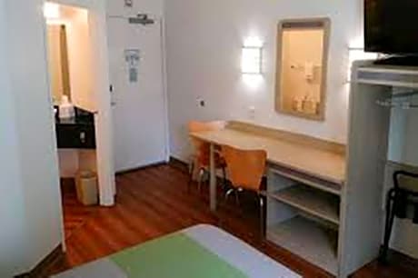 Queen Room - Disability Access - Non-Smoking