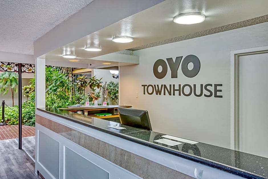 OYO Townhouse Tulsa Woodland Hills