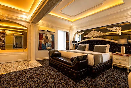 King Suite with Hot Tub and Mountain View