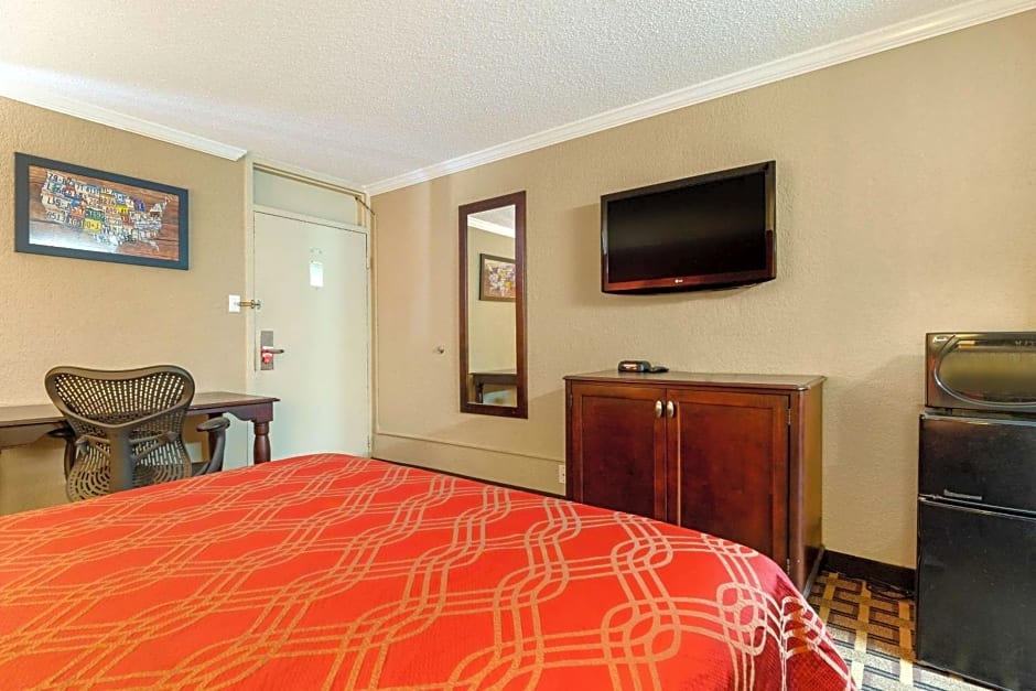 Econo Lodge Near Fort Stewart, Bar, Restaurant, Laundry Facility