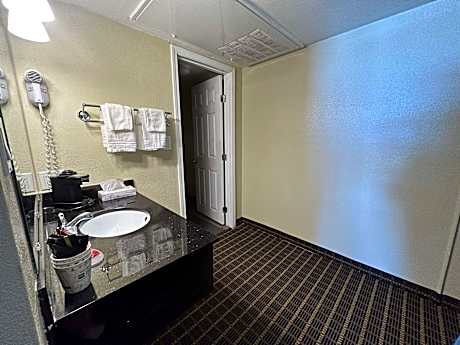 Accessible - 2 Queen Mobility Accessible Bathtub Microwave \Refrigerator Non-Smoking Full Breakfast