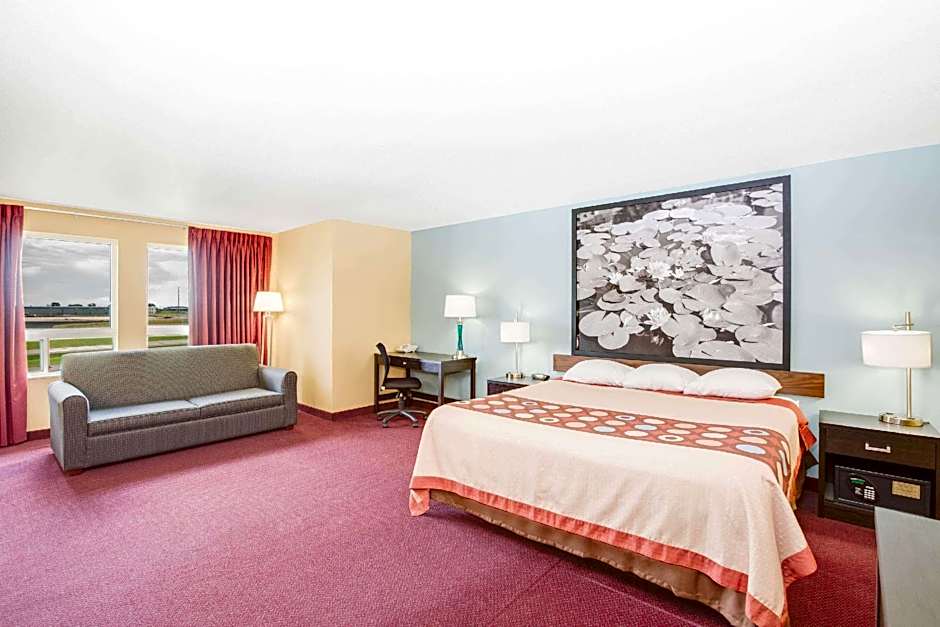 Photo 1 of 2 of 1 King Bed, Sofa Bed, Jetted Tub, Kitchenette, Presidential Suite, Non-Smoking