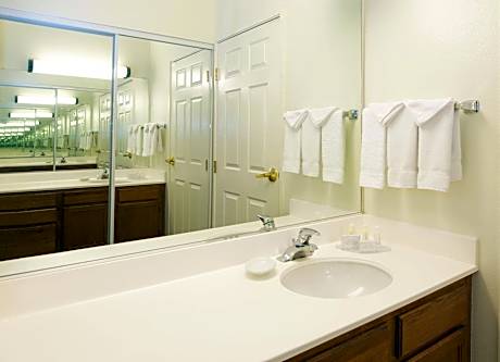 Suite, 2 Bedrooms, Balcony (Mobility/Hearing Access, Roll-In Shwr) (2 Double Beds)