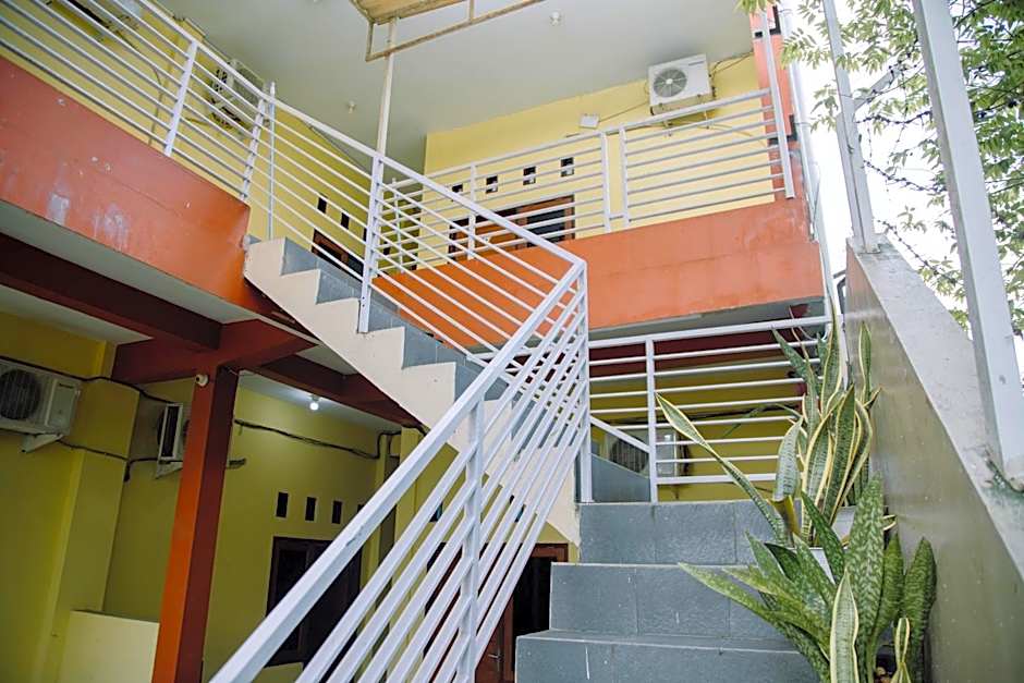 RedDoorz at Hening Homestay