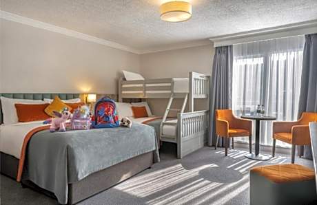 Family Room (2 Adults + 2 Children)