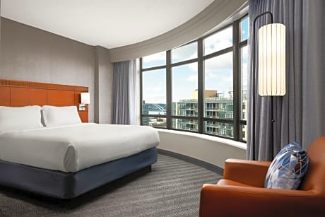 Deluxe Corner King Room with City View and Adapted Tub - Mobility and Hearing Accessible