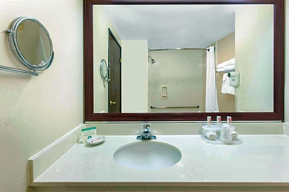 Ramada by Wyndham Fresno Northwest